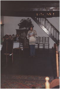 270378 Kasteel Heeze, Kapelstraat 25. L. Flapper controleert zijn draaiboek in de grote zaal van kasteel Eymerick, 1994