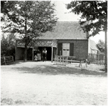 17 Café Veldwijk, Aalsterweg. Op de voorgrond het gezin van de uitbater, klompenmaker Spaan, 1909 - 1911
