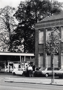 71 Aalsterweg 137, Metaalcompagnie Brabant, met het daarnaast gelegen tankstation van de OBAM garage,, 08-1977