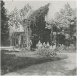 110 Rijksmonument Huize Kortonjo, Aalsterweg 237 - 239. Notaris Fens, zijn vrouw en de tuinman poseren voor het huis, 1906