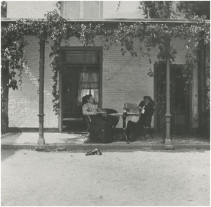 114 Huize Kortonjo, Aalsterweg 237 - 239. Met notaris J.Fens en zijn vrouw op de veranda, 1906