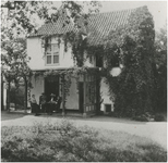 115 Rijksmonumenten Huize Kortonjo, Aalsterweg 237 - 239. Met notaris J.Fens, zijn vrouw en gezelschap op de veranda, 1906