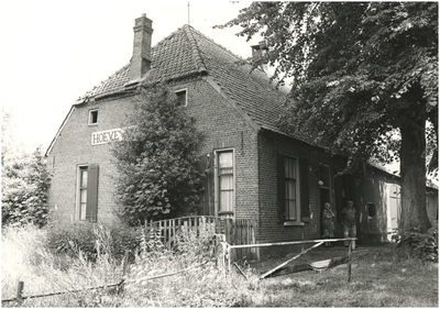 136 Hoeve Kortonjo, Aalsterweg 235. Voor de deur de bewoners; broer en zus van Heugten, 21-06-1983