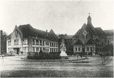149 Rijksmonumenten Pensionaat Eikenburg, Aalsterweg 289. Zicht op de voorgevel van hoofd- en schoolgebouw en de kapel, 1930