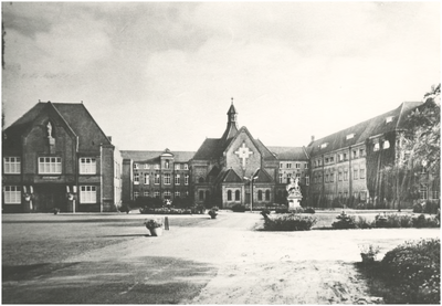 151 Rijksmonument Pensionaat Eikenburg, Aalsterweg 289. Voorgevel van het hoofdgebouw, en de kapel, 1939 - 1941