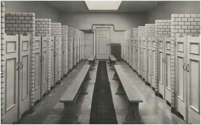 173 Een badkamer van Pensionaat Eikenburg. Het pensionaat is gelegen aan de Aalsterweg, 1949 - 1951