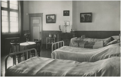 174 De ziekenzaal van Pensionaat Eikenburg. Het pensionaat is gelegen aan de Aalsterweg, 1950