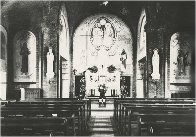 179 Het hoogaltaar in de kapel van Pensionaat Eikenburg. Het pensionaat is gelegen aan de Aalsterweg, 1961