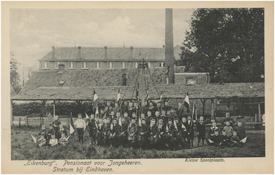 185 Leerlingen poseren op de kleine speelplaats van Pensionaat Eikenburg, Aalsterweg 289, 1904 - 1906