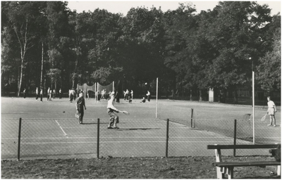 192 De tennis- en volleybalvelden van Pensionaat Eikenburg. Het pensionaat is gelegen aan de Aalsterweg, 1949 - 1951