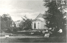 208 Aalsterweg 289, Pensionaat Eikenburg, leerlingen krijgen tekenles in de tuin, 1909 - 1911