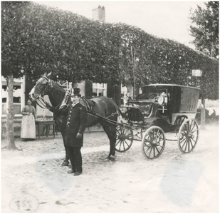 227 Aalsterweg 262, een bespannen open koets met koetsier voor cafe de Stratumse Barrier, 1909 - 1911