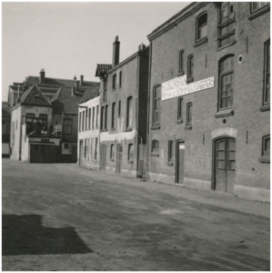 314 't College: met meubelfabriek Firma vd Somme & Scheepers. Gezien in de richting van 'Stratumseind', 1943
