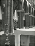 359 Hoofdaltaar van kalksteen in de St. Martinuskerk, 1978