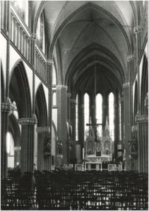 360 Dienst- en gebedsruimte van de St. Martinuskerk. Met aan het einde het kalkstenen hoofdaltaar, 25-06-1978