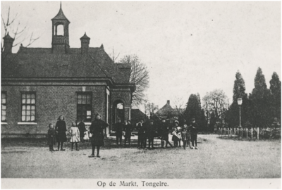 366 Raadhuis van Tongelre: ' t Hofke 15. Zijaanzicht. Met op de voorgrond kinderen uit het dorp, 1917 - 1919