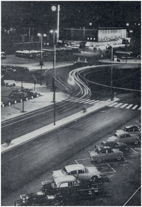 407 Een avondopname van het 18 Septemberplein en het station, gezien vanaf de Philips Lichttoren, 1957 - 1959