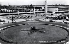 442 De rotonde van het 18 Septemberplein met het station en busstation.Met een autotrein op het spoor, 1957 - 1959