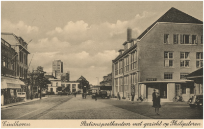 532 Parallelweg ter hoogte van het station, gezien in de richting van de 'Mathildelaan'. Met rechts het postkantoor en ...