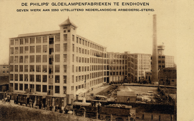 565 De Philipsfabrieken gezien vanaf spoorlijn Eindhoven-Luik. De gasfabriek is in aanbouw. Op de voorgrond wordt het ...