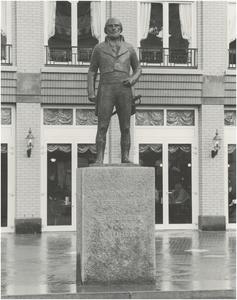 903 Het standbeeld van Jan van Hooff op de Markt, 12-1992