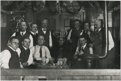 941 Kegelclub 'Houdt de Plank', met keizer Wouters de winnaar van het koningkegelen, 1930