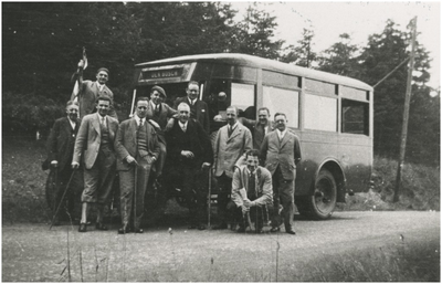 942 Kegelclub 'Houdt de Plank' poseert voor de bus, tijdens een reisje 'Langs de Rijn', 1930