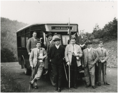943 Kegelclub 'Houdt de Plank' poseert voor de bus, tijdens een reisje 'Langs de Rijn', 1930