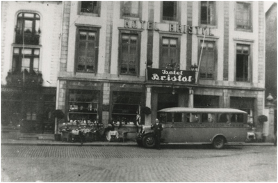 944 Kegelclub 'Houdt de Plank' zit op een terrasje voor Hotel Bristol, tijdens de 'Luxemburg reis', 1929