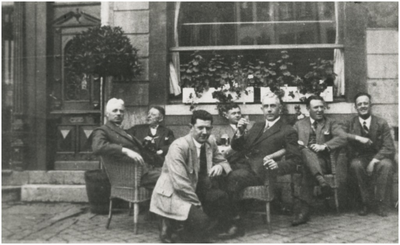 945 Kegelclub 'Houdt de Plank'', op terrasje voor Hotel Bristol , tijdens de 'Luxemburg reis, in onbekende plaats, 1929