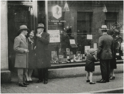 948 Sigarenwinkel L.Teurlinckx-Jansen, Rechtestraat 51: de heer L. Teurlinckx (geheel links), 1928