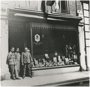 949 Sigarenwinkel L.Teurlinckx-Jansen, Rechtestraat 51: de heer L. Teurlinckx rechts), 1928