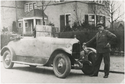 951 Ludovicus J.C. Teurlinckx [geb. Eindhoven 21.02.1886] bij zijn auto. Hij behaalde in 1910 zijn rijbewijs, 1928