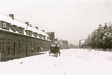 961 Winteropname: paard en wagen in een besneeuwde Leeuwenstraat, 1929