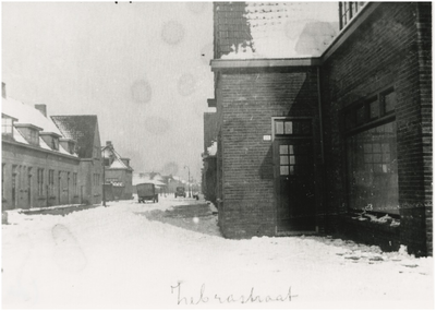 962 Winteropname: geparkeerde auto's in een besneeuwde Zebrastraat, 1929 - 1930