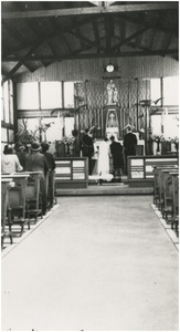970 De voltrekking van het huwelijk van Matheus J.H.A.Turken en Antonia G.J.Pot in de noodkerk St. Jozef, 08-1933