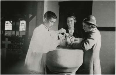 971 Het dopen van Alb.H.Victor Padding door R.P.Victor Viola M.S.C. in noodkerk St. Jozef, 02-09-1934