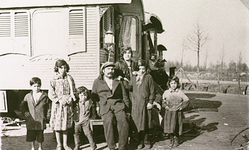 988 Serie van 13 foto's op woonwagenlocatie de Zwaaikom aan het Eindhovens Kanaal. Sinti-gezin voor hun woonwagen, 1935