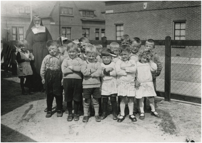 1004 Leerlingen van de bewaarschool Tivoli op het Arnaudinaplein, 1932