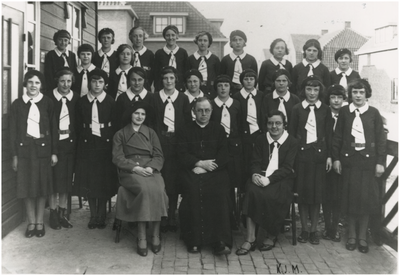 1006 Leerlingen van de K.J.M. (Katholieke Jonge Meisjes) Tivoli, 1932
