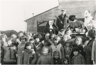 1007 Leerlingen van de R.K. jongens- en meisjesschool ter gelegenheid van het bezoek van Sinterklaas en zwarte piet, ...