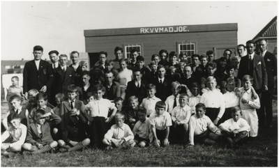 1010 Leden van de R.K.Voetbalvereniging Madjoe, Tivoli. Maleis voor 'Vooruit']: M(aar) A(ltijd) D(oor) Ju !, 1934