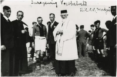 1011 De R.K.Voetbalvereniging Madjoe, Tivoli. De inzegening van het voetbalveld aan de Heezerweg door E.P.van den Bergh, 1934
