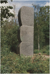 1174 Het kunstwerk getiteld ' Maansteen ', staat in het Henri Dunantpark. Het werk is in 1986 gemaakt door de ...