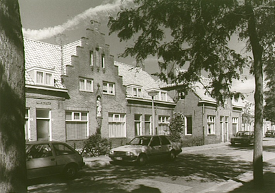1933 De Frans Halsstraat met links vooraan een Christusbeeld in een woning, 09-1993