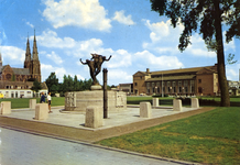 1953 Stadhuisplein gezien vanaf de Wal. Links de Catharinakerk, in het midden het oorlogsmonument en rechts het ...