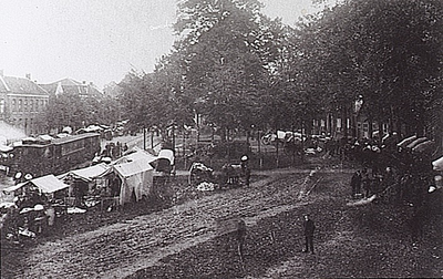 2064 Marktdag en passerende stoomtram , 1904