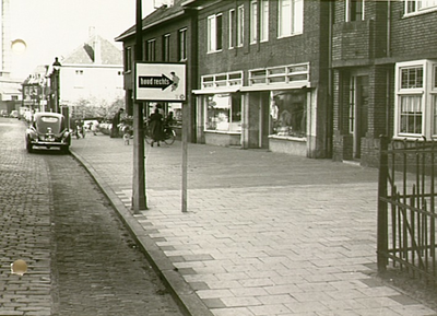 2146 Strijpsestraat gezien richting Willemstraat. Op de achtergrond de fabriek van Elias, 1952