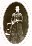 2155 Mogelijk Dorothea Mollen in een jurk, leunend tegen een stoel, kruishanger om de hals, bloem in haar hand, ca. 1885