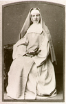 2157 Portret van een zittende non met een crucifix in haar hand, ca. 1885